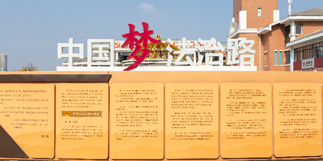 標識生產(chǎn)廠家：創(chuàng)建文明城市 弘揚核心價值觀 黨建標識標牌制作都有哪些樣式？